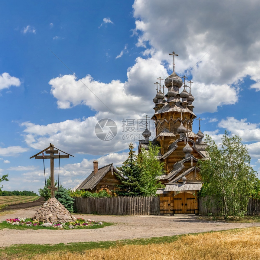 统治乌克兰斯维亚托戈尔克07162乌克兰斯维亚托哥尔克修道院的一部分在阳光明媚的夏日乌克兰斯维亚托戈尔克的木制所有圣徒s图片