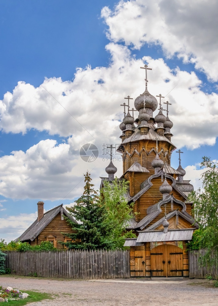 山乌克兰斯维亚托戈尔克07162乌克兰斯维亚托哥尔克修道院的一部分在阳光明媚的夏日乌克兰斯维亚托戈尔克的木制所有圣徒skute神图片