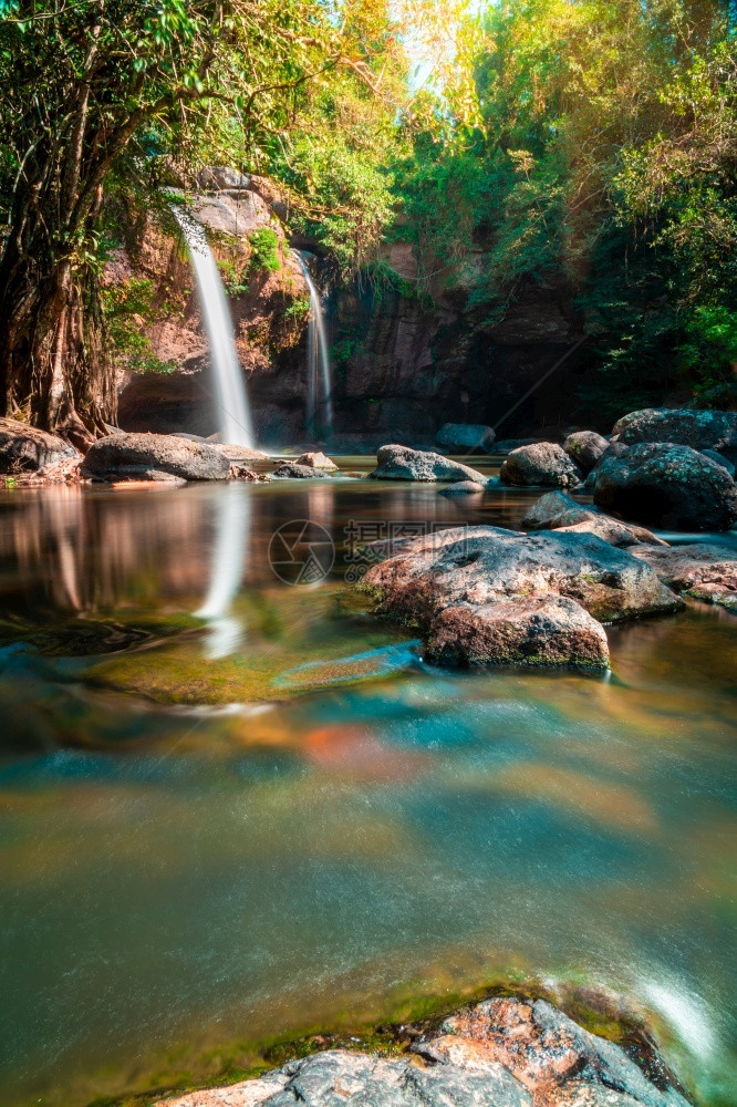艾湿的泰国高亚井家公园HaewSuwat瀑布深林中令人惊叹的美丽瀑布植物图片