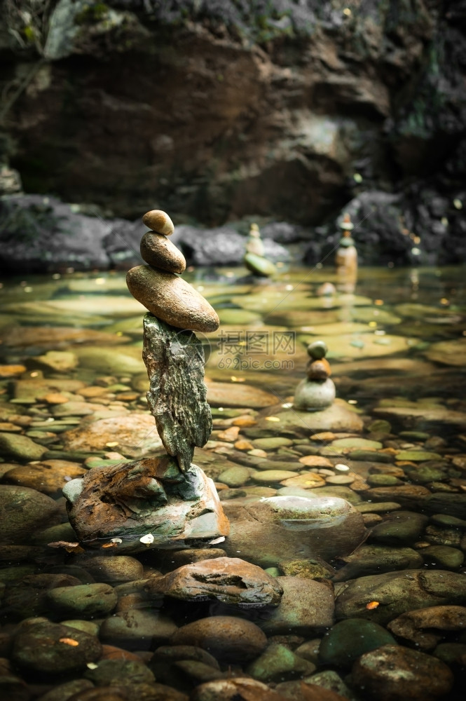 精神为了水具有湖泊和平衡岩石塔的热带雨林景观供zen默思练习之用自然背景情况图片