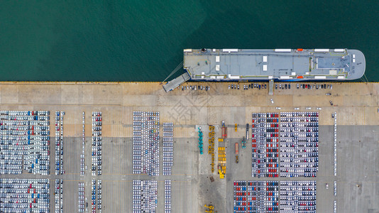 新的空中观视汽车出口终点站等待深海港口进出的新车海外交货背景