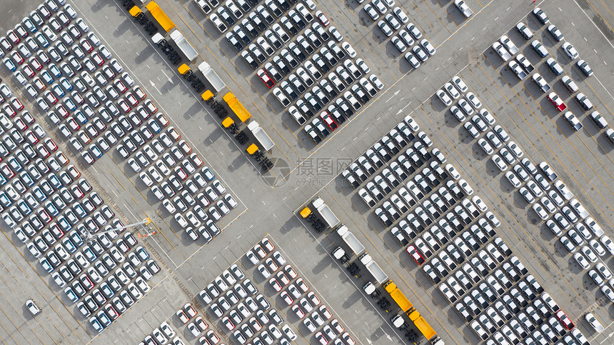 车辆交货现代的空中观视新汽车出口终点站等待深海港口进出的新车图片