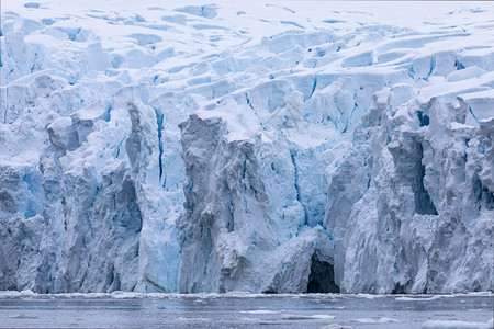 海洋南极洲边的冰川高墙雪和发亮蓝色水偏背景图片