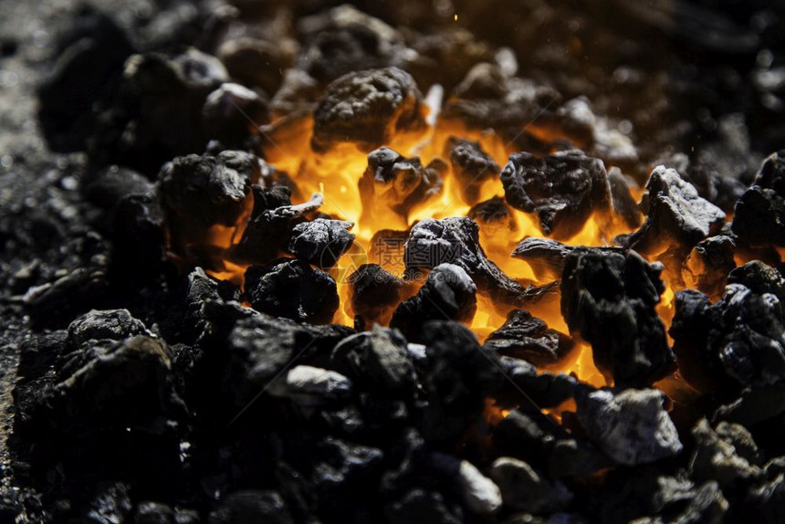 燃烧为了煤炭中的红热碳做饭火细节的图片