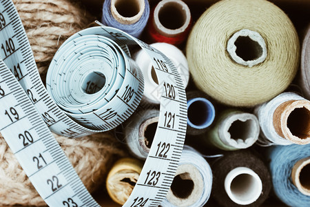 厘米缝纫作为背景针线裁缝爱好的细线和英寸薄编织图片