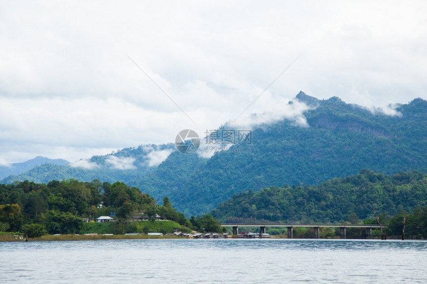 连接路小横跨河流的桥山上满是烟雾图片