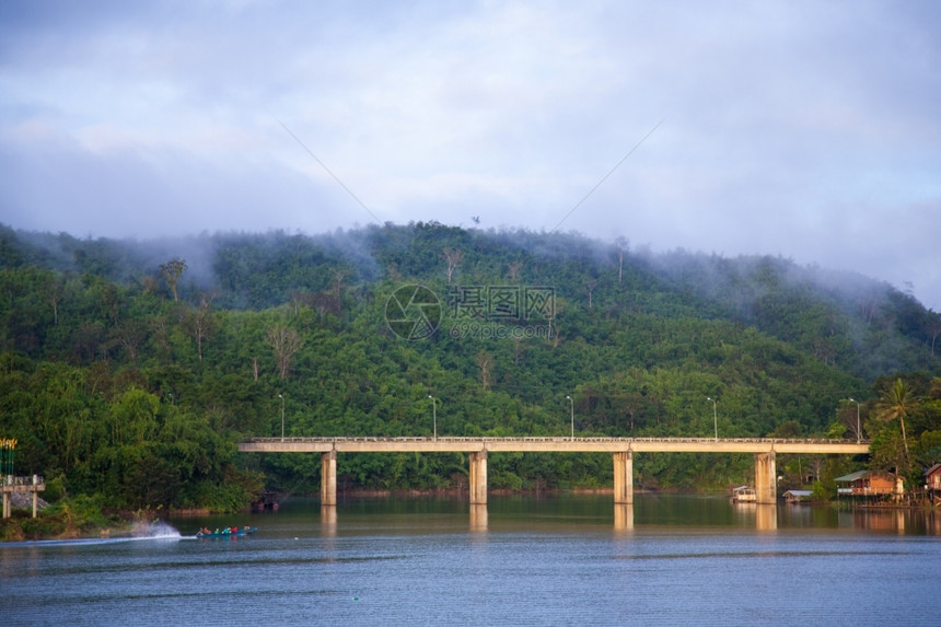 外部横跨河流的桥山上满是烟雾阴影木头图片