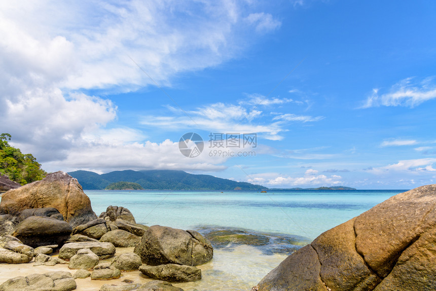 支撑地平线沿海美丽的热带自然景观夏季在KoRaWi的蓝天上有清海滩岩石和云彩见KohLipe岛Tarutao公园前方的KoAda图片