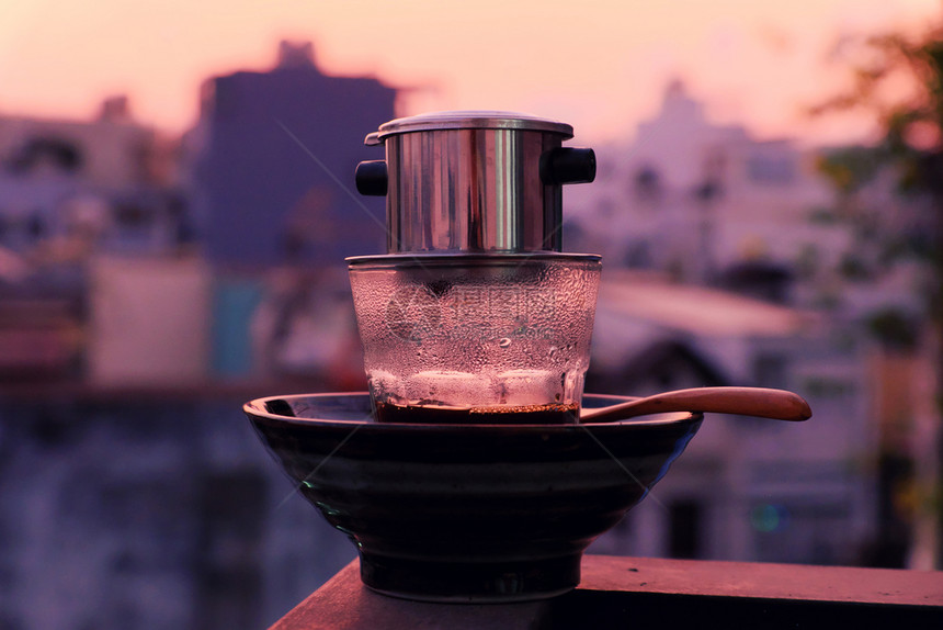 栏杆清晨咖啡时间在日出房子阳台的日出新一天靴子加咖啡因饮料热色城市高端咖啡杯照片早期的亚洲图片