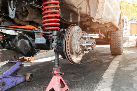 运输春天移除汽车前轮被拆除以修复刹车系统汽工业和库概念辆的轮图片