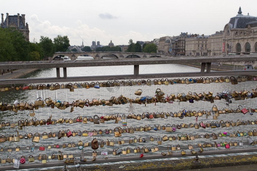 友谊文化城市巴黎PontdesArts教堂围墙的锁图片