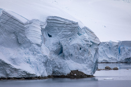地点山脉海边冰雪和的米高与柱密闭在巨大的冰川舌上湖图片