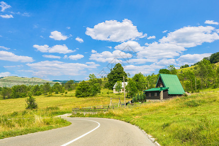 旅行黑山路边的小木屋夏天景观图片