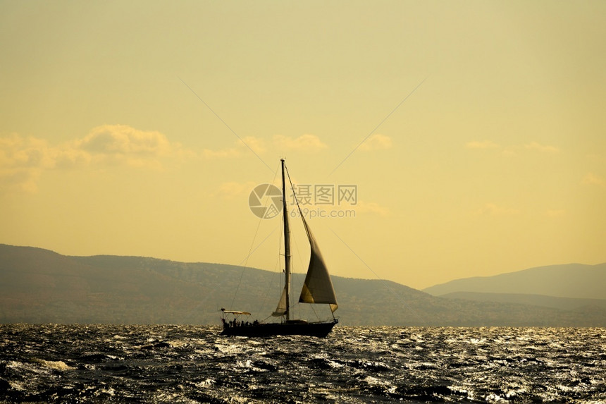 种族欧洲奢华希腊游艇正在沿着科林斯湾航行阳光明媚的背在太阳日下乘游艇图片