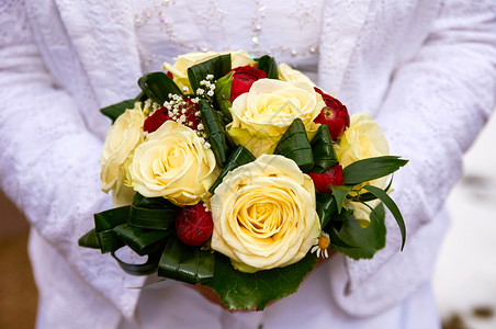 绿色配饰新娘用玫瑰花盛满婚礼束仪式图片