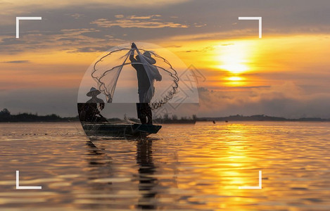 孤单对影成三人时间摄影师的概念是当日出时清晨在自然河流中捕鱼时摄像头用影机的屏幕聚焦Silhouette对Asia传统渔民进行活动快照电影背景