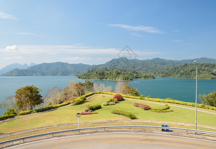 普拉查普水娱乐泰国苏拉特萨尼省KhaoSok公园Limestone山和湖泊的景象曲线背景