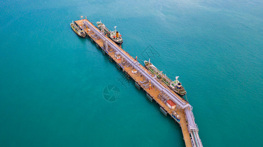 行业燃料石油在港口卸货的轮商业进口出油和从海上炼厂运的轮输进出口图片