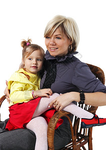 小女孩手对着一个年轻母亲在白色背景的电线椅上做小姑娘快乐女儿亲热图片