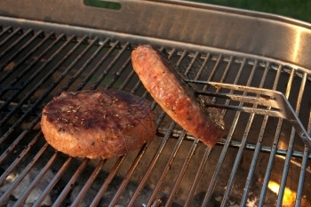 在花园外面的烧烤店煮几个汉堡包食物猪肉木炭背景图片