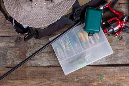 巴拿马铸件设计广告或出版物时用手袋和帽子在木制背景上钓鱼的渔具存根图片