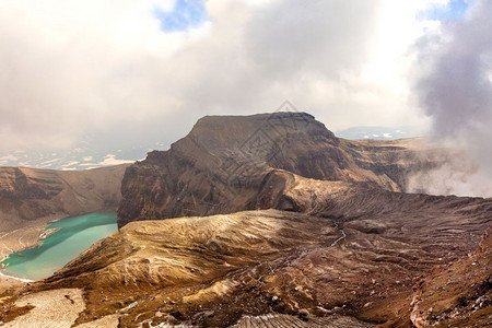 水美丽现象堪察加戈里火山口的绿湖高清图片