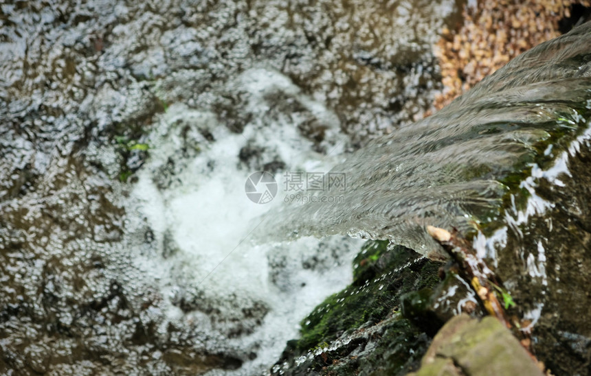 亚速尔群岛流动假期在无毛地池塘的森林里有小块瀑布在森林里有小块清晰的瀑布图片
