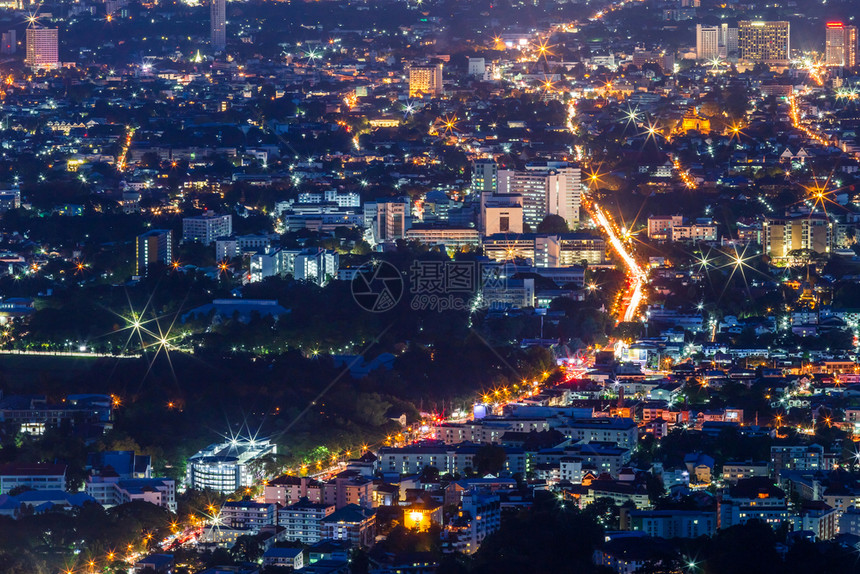 镇在泰国清迈市中心对城景色进行观察在黄昏的夜幕下城市景观晚图片