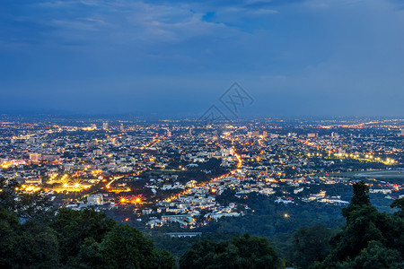 天线空在泰国清迈市中心对城景色进行观察在黄昏的夜幕下暮图片