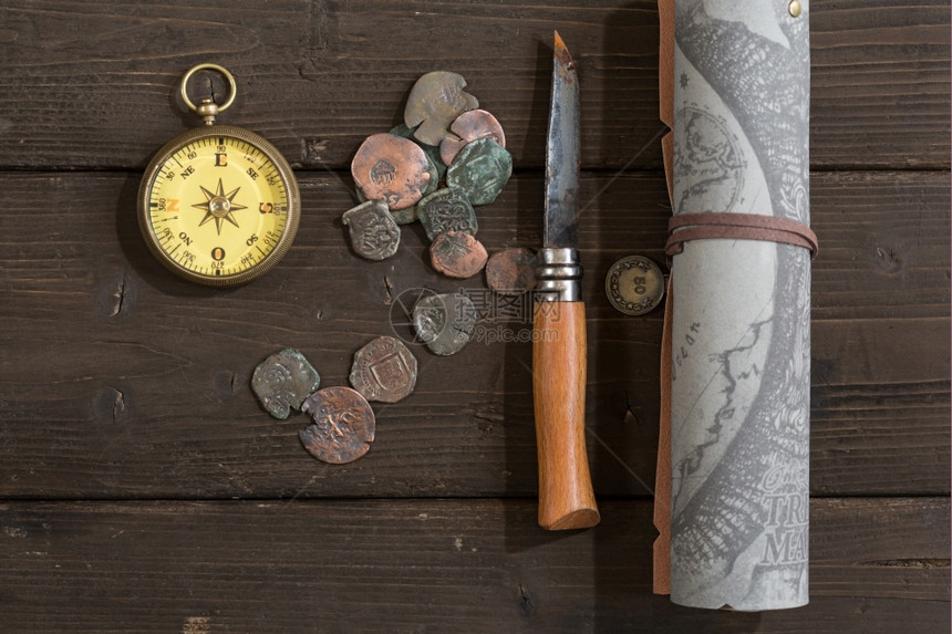 标记口袋古董书桌的硬币和旧桌子图片