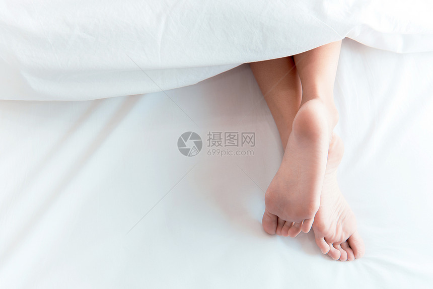 女人在白毯子下躺床上睡觉和放松概念的假期与节日主题美丽脚丫子空白的图片