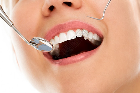 一个女人在看牙医时笑着微女士治愈唾液图片