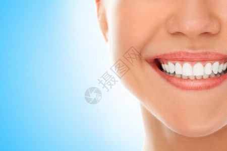 愈合一个女人在看牙医时笑着微齿检查图片