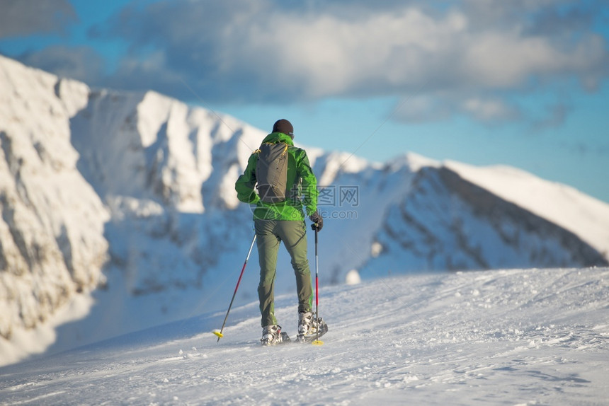 冬季风景中的登山者有雪鞋身处美丽的边框冰目标安静的图片