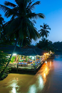 美食黄昏DonDet唐孔群岛湄公河岸边的当地餐馆老挝旅游景点暮轮廓图片