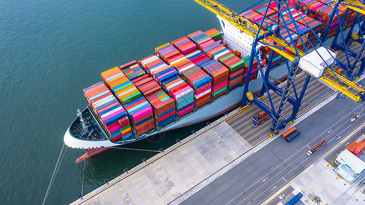 贸易商业的经过深海港集装箱船卸公海集箱船商业物流进出口货运空中俯视图图片