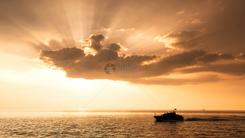 航海的泰国皇家军巡洋舰在泰国和缅甸边境附近黄昏时风云下海航行暴雨笼罩日落的天空东南巡逻图片