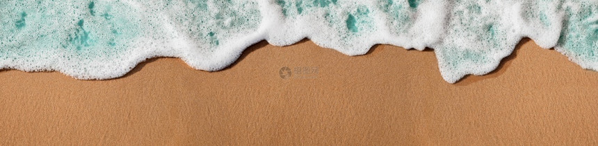 热带夏季沙滩海浪白泡沫图片