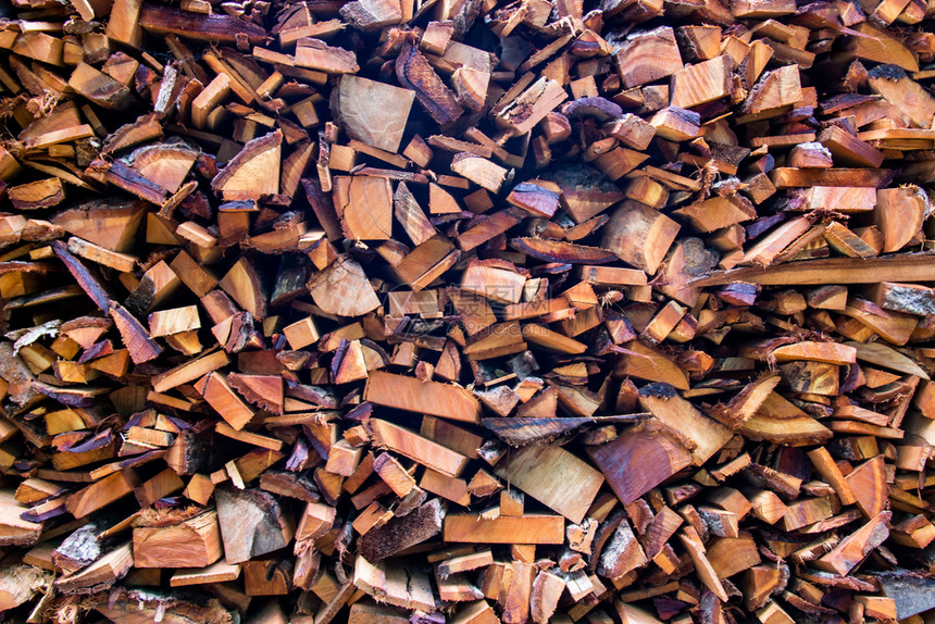 分裂柴木原大切碎的树干堆成用于冬季过的壁炉木材自然图片