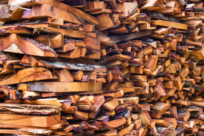 户外柴木原大切碎的树干堆成用于冬季过的壁炉桩堆栈图片