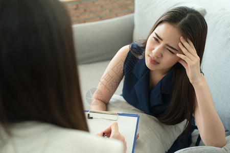 头疼生病的女患者就医图片