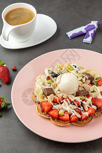 甜的水果蜜糖用香蕉和草莓的心胸饼加香蕉和草莓上面有甜糖和冰淇淋图片