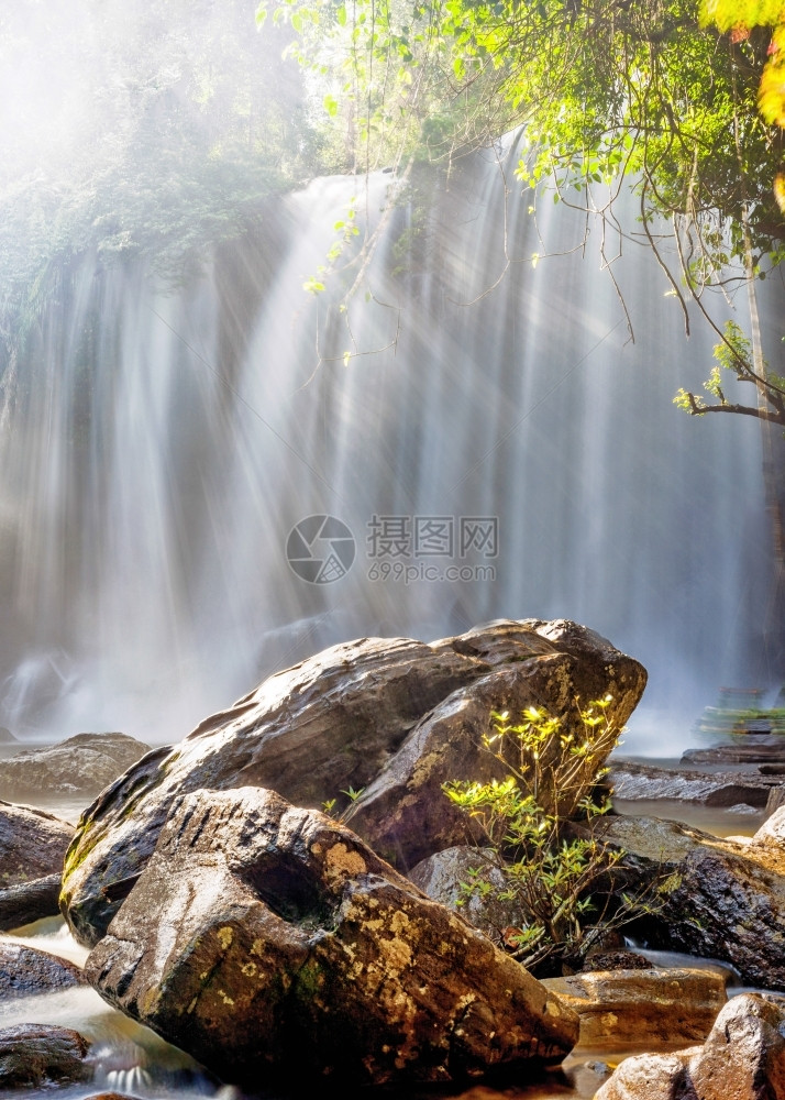 惊人的景观柬埔寨热带雨林风景的阳光日库伦瀑布水流满了柬埔寨的库伦瀑布目地图片