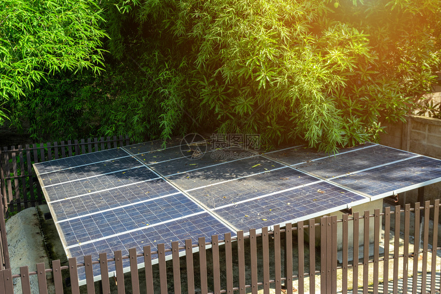 山自然背景下的绿树太阳能电池板替代源概念和清洁技术力量图片