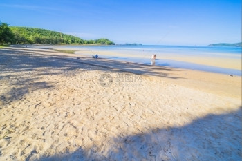 云旅行采取美丽的海滩和洋冲浪蓝天空图片