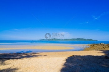 美丽的海滩和洋冲浪蓝天空锅柄冲浪板夏天图片