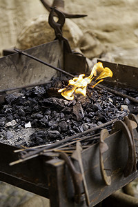 火花铸铁炉的焰在铸铁板上雕火的艺术传统工人砧图片