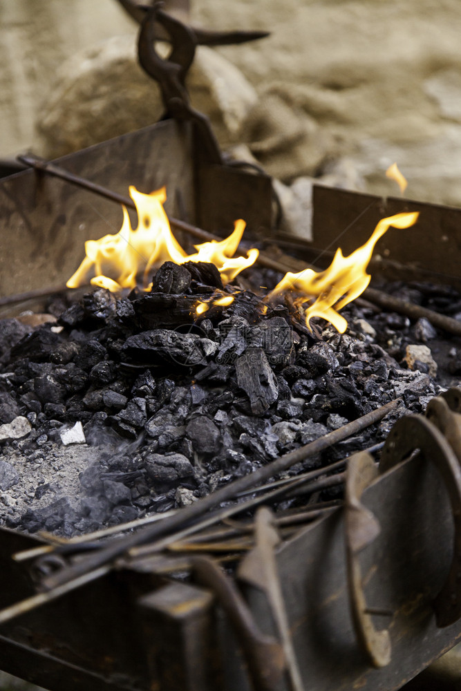 罢工铁匠铸炉火的焰在铸铁板上雕火的艺术传统锤子图片