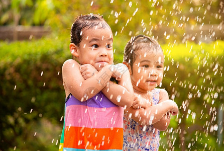 在雨中玩耍的孩子们图片