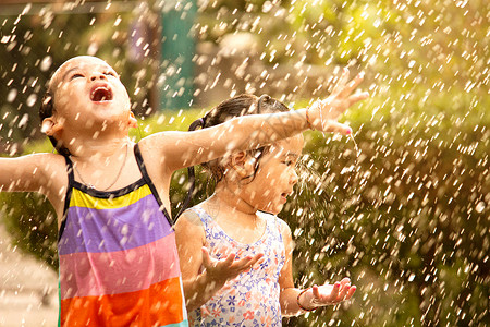 在雨中玩耍的孩子们背景